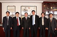 中大校長沈祖堯教授(右三)熱烈歡迎全國人大常委會委員汪光燾教授(左三)的來訪。